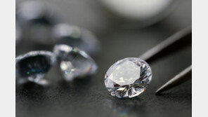 과자 먹다 “악” 비명 지른 남성, 뱉어보니 ‘다이아몬드’가?