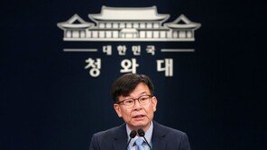 떠나는 김상조 “빨리 물러나는 게 비서로서 마지막 역할”