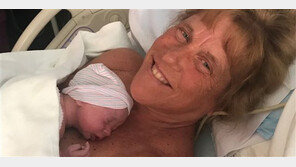 뇌종양 이겨낸 57세 여성, 헬스하며 관리해 출산…美기록 깼다