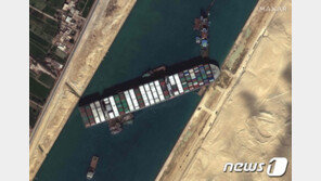 수에즈 좌초 선박 뱃머리 돌려…“아직 부양된 건 아니다”