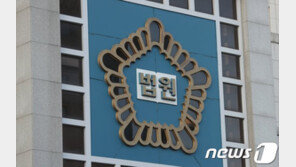 “마스크 써달라”는 말에 침뱉고 경찰까지 폭행한 20대女 실형