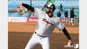 한화 카펜터 웃고 두산 미란다 울고…엇갈리는 새 외국인 투수들 희비