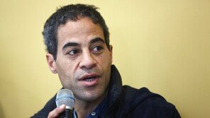 “붓 있길래…” 롯데월드몰 유명 전시품 훼손한 20대 남녀