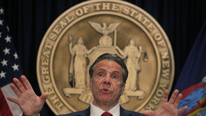 “홍수피해 여성 뺨에 강제 입맞춤”… 쿠오모 성추행 또 터졌다