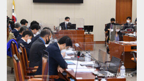 文대통령, ‘특별 협조’ 당부한 이해충돌법…3월 처리 가능할까