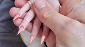 아기 손톱에 뾰족한 네일아트…“제정신?” vs “포토샵”