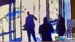 아시안 여성 구타당했는데…보고도 문 닫은 美경비원