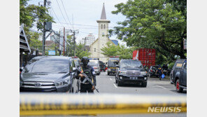 “인니 슬라웨시섬 성당 테러 용의자들은 신혼부부”