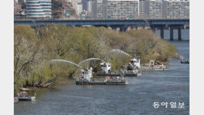 물대포로 시원하게… 밤섬 봄맞이 대청소