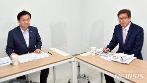 김영춘 “힘 있는 與시장” vs 박형준 “집권 여당 바뀔 것”