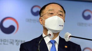 코로나 위기 돌파한 홍남기, ‘최장수’ 기재부 장관 D-1