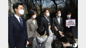 조국 딸 vs 박형준 딸…선거 앞두고 여야 앞다퉈 ‘입시’ 의혹 쟁점화