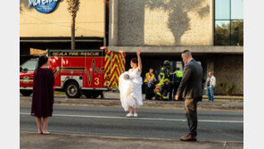 웨딩드레스 입고 도로 막아선 신부…무슨 일?