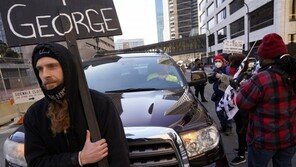 “플로이드의 죽음에 죄송한 마음”…법정서 눈물 흘린 어린 목격자들