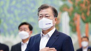 ‘잔인한 4월’ 문대통령, 국정운영 동력 회복과 레임덕 분수령