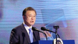 文 대통령 “따뜻한 자본주의 시대 열 때…충분한 능력 있다”[전문]