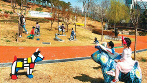 동물 조형물 타는 ‘즐거운 동심’