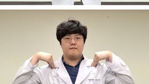 ‘만세 자세’ 안 되면 오십견 의심해 보세요