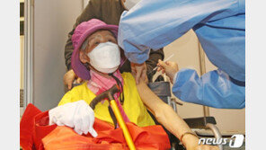 104세 할머니도 화이자 접종…67세 아들에 “너도 꼭 맞아라”