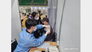 백신 맞은 어르신 “이젠 코로나 탈출…기분이 굿이에요”