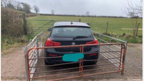 농지 입구 가로막은 차량 주변에 철제 울타리 친 농부