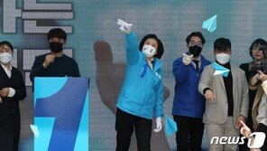 박영선 유세차에 선 고2 “최악 후보 누굽니까”…법 위반 논란