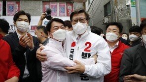 ‘부산 출격’ 안철수, 박형준 손 잡고 “文정부·민주당 심판하자”