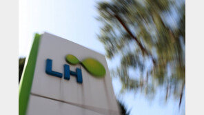 “‘집 15채 매매’ LH직원, 재취업 비결은 김현미 표창장”