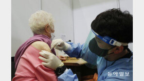 106세 할머니, 백신 주사 안아파요! [청계천 옆 사진관]