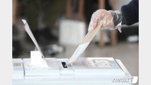 두번째 코로나 선거 사전투표 첫날…거리두기 지키며 한표