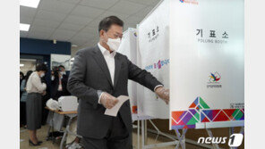 ‘LH 사태’ 여파, 文대통령 국정지지율 32%…최저치 또 경신