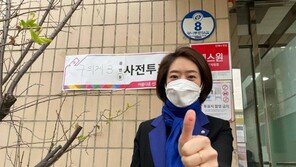 투표도장 손에 찍은 고민정…선관위 “장갑 벗지 말라 안내하는데”