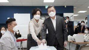 文대통령, 첫날 한표…“사전투표 많이들 하는 편인가요?”