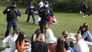 날씨 따뜻해지자 잦아진 외출…유럽서 코로나 ‘3차 확산’ 본격화