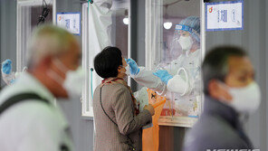 정부 “500명대지만 12월과는 달라…상황보고 거리두기 조정 논의”