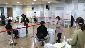 ‘엄지척’ 사진에 비닐장갑 인증샷…SNS로 본 사전투표 첫날 풍경