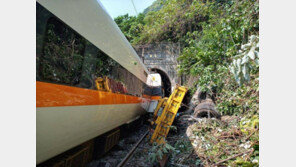 열차 강타한 공사용 트럭…대만 열차 탈선 참사, 최소 41명 사망