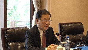 정의용, 中왕이 만나 “한반도 평화 진전에 中 역할 요청”