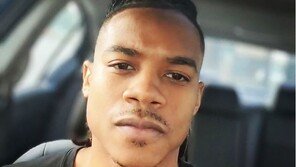 美의사당 차량 돌진, 경찰 1명 사망…바이든 행정부 4번째 조기게양