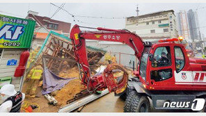광주서 철거 중 주택 붕괴 4명 매몰…3명 구조돼