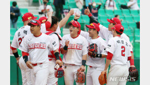 ‘최정·최주환 4홈런 합작’ SSG, 창단 첫 승…키움, 개막 2연승