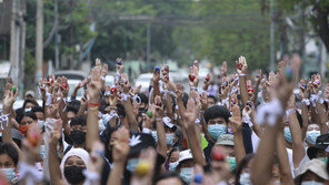 미얀마 시위대, 저항의 ‘부활절 달걀’ 선보이며 투쟁 계속