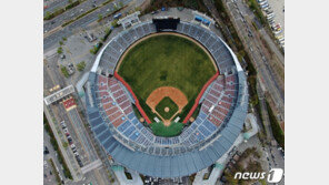 뷔페 식사, 개념 시구, 우천 취소…2021 KBO 첫 주말 경기 이모저모