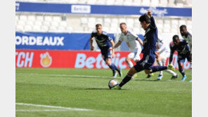 보르도 황의조, PK로 시즌 10호골…유럽 무대 첫 두 ‘자릿수’ 득점포