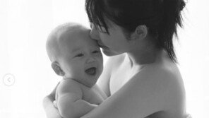 ‘자발적 비혼모’ 사유리, 아들 젠 품에 안고 ‘행복한 미소’