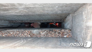 인천서 배수로 청소 중 7m 아래 맨홀로 추락한 70대 구조