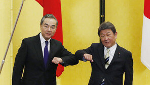 中 왕이 “日, 대국간 대결에 휘말리지 말아야…국제관계 원칙 지켜라”