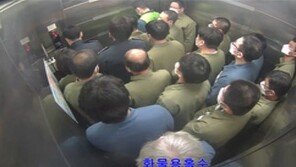 한 승강기에 20명… 동부구치소, 작년 집단감염때 수용자 이동 모습