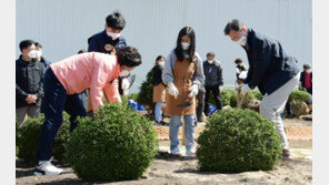식목일에 나무 심은 文대통령… “코로나도 기후 변화가 원인”