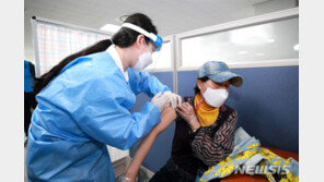 백신 1차 접종 100만명 육박…사망의심 4건 늘어